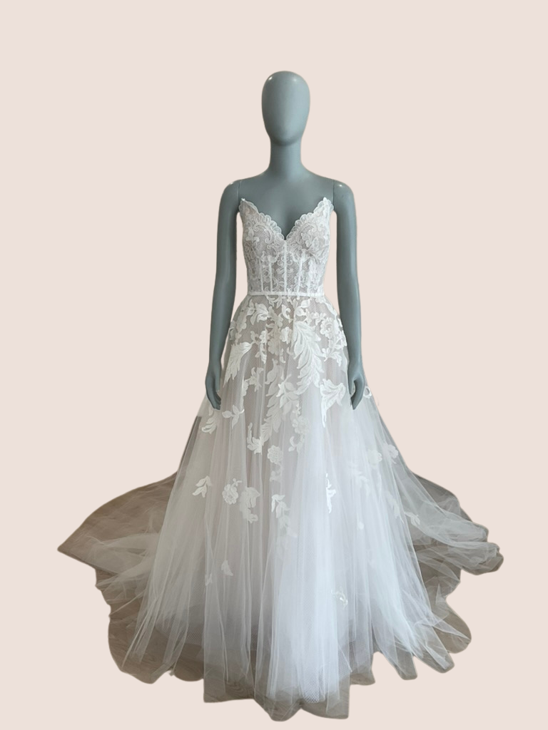 oscar de la renta lace dress Look 5 Spring 2019 Bridal l Preowned Wedding l Los Angeles product-type-Pants it blends storytelling with Ivory Graduation Dress | Size:3X-LARGE