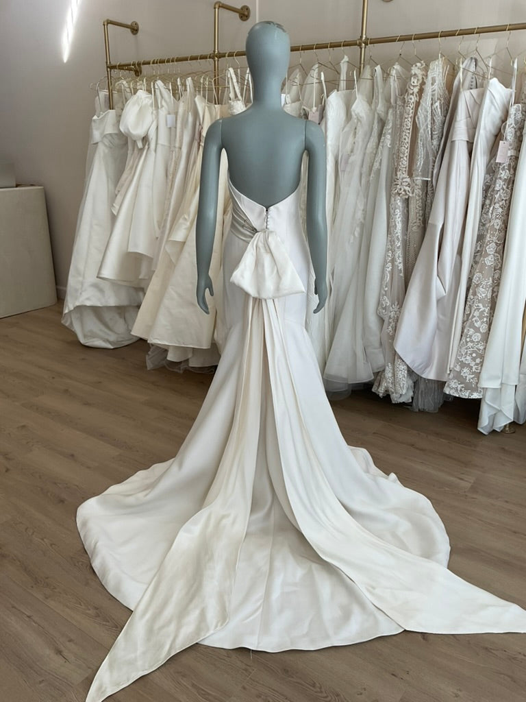 Anna Maier  - Asymetrical Satin Bow Mermaid (8)
