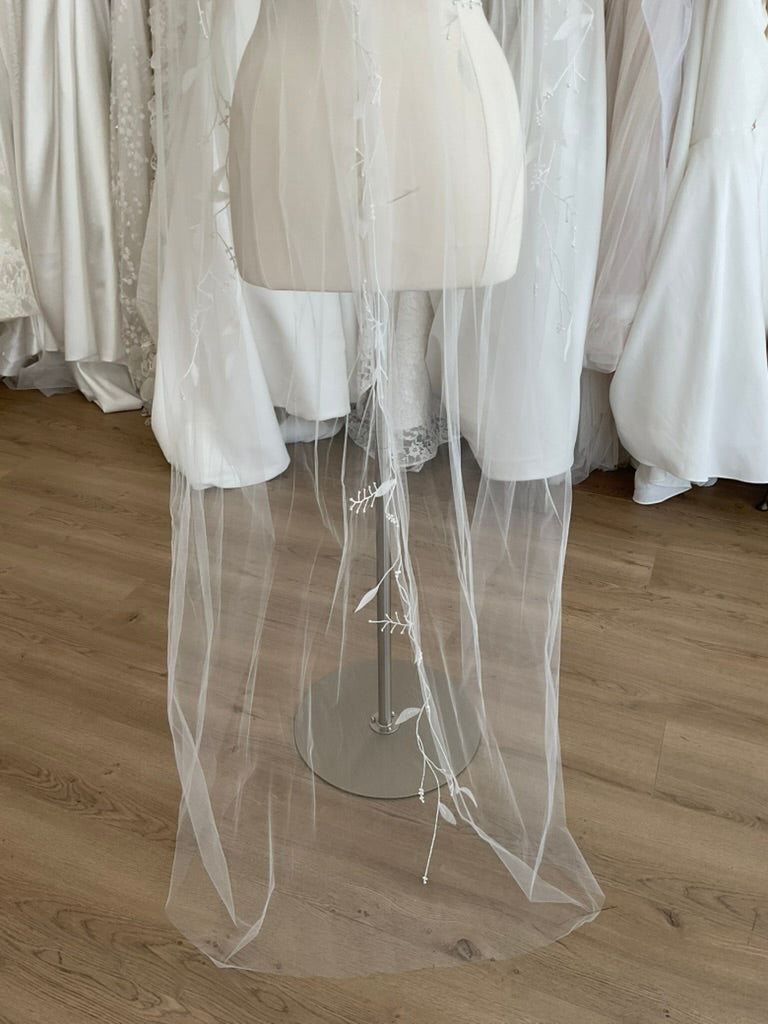 Malis Henderson - Flower and Pearl Veil