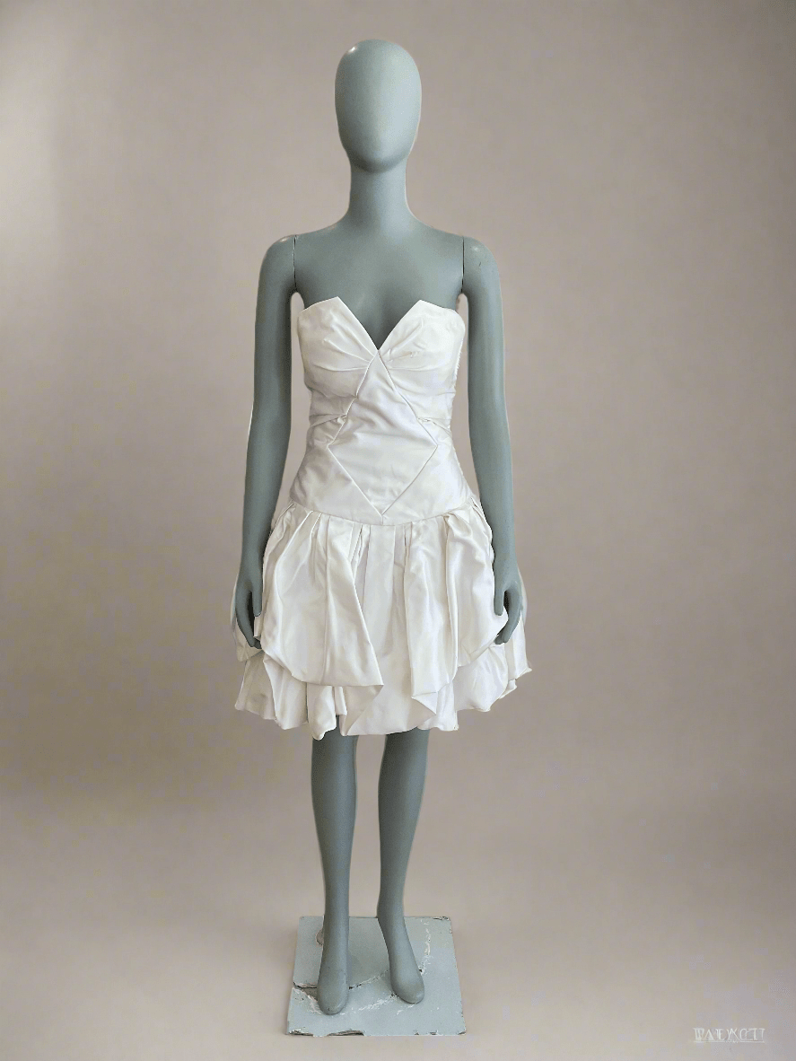 Anna Maier- Short Satin Mini l Preowned Little White Dress l Los Angeles Anna Maier- Short Satin Mini l Preowned Little White Dress l Los Angeles