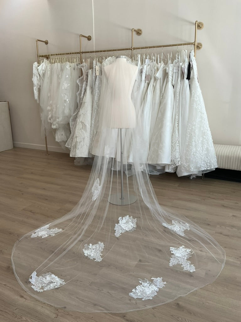 Monique Lhuillier - Kaia Veil (Cathedral)