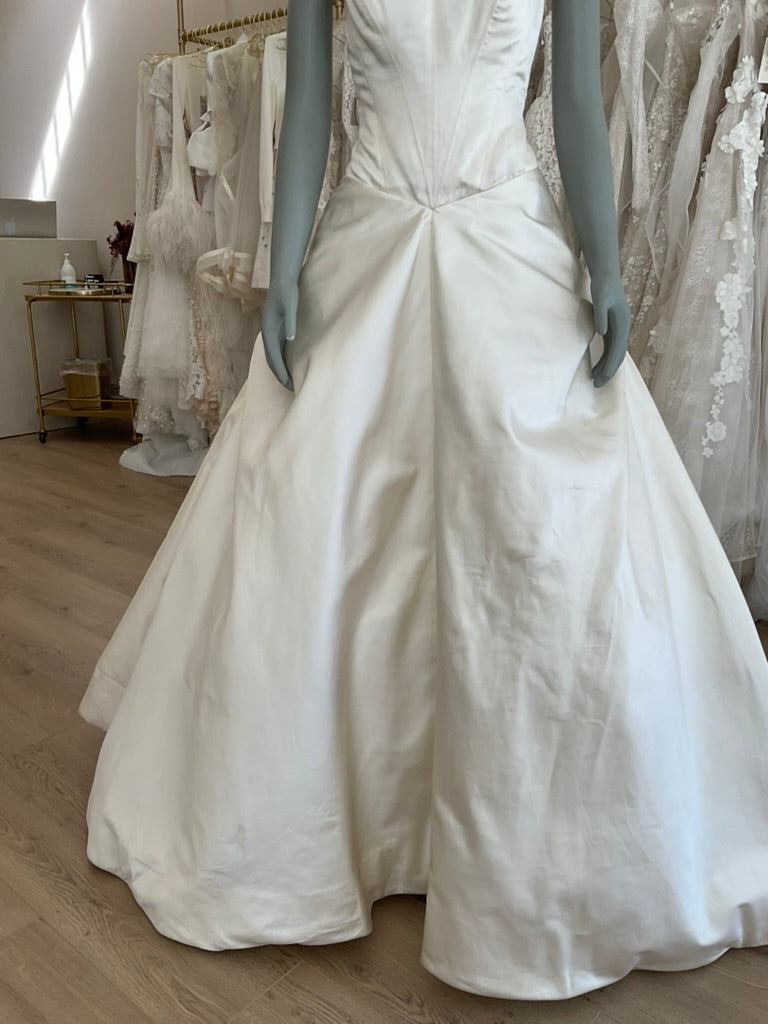 Vera Wang  - Vintage Duchess Satin Basque Waist Ballgown (4)
