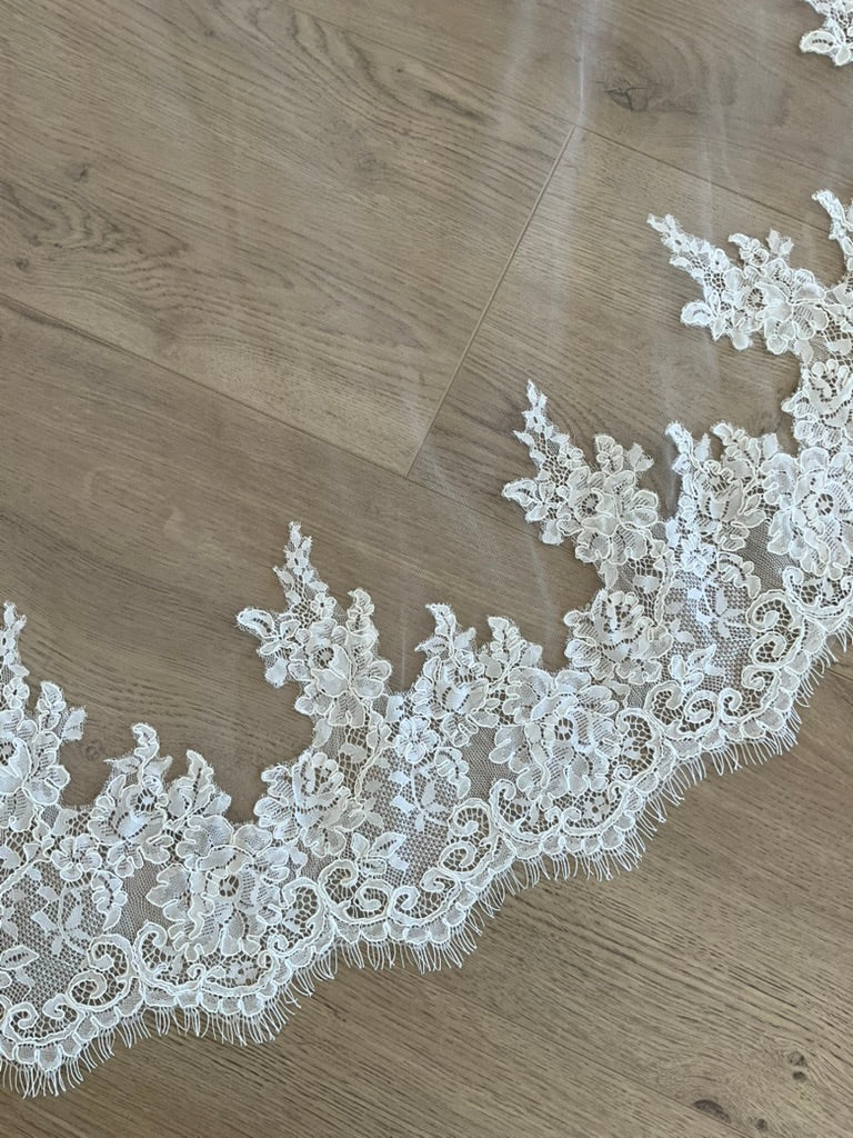 Monique Lhuillier - Mantilla Veil (Royal Cathedral)