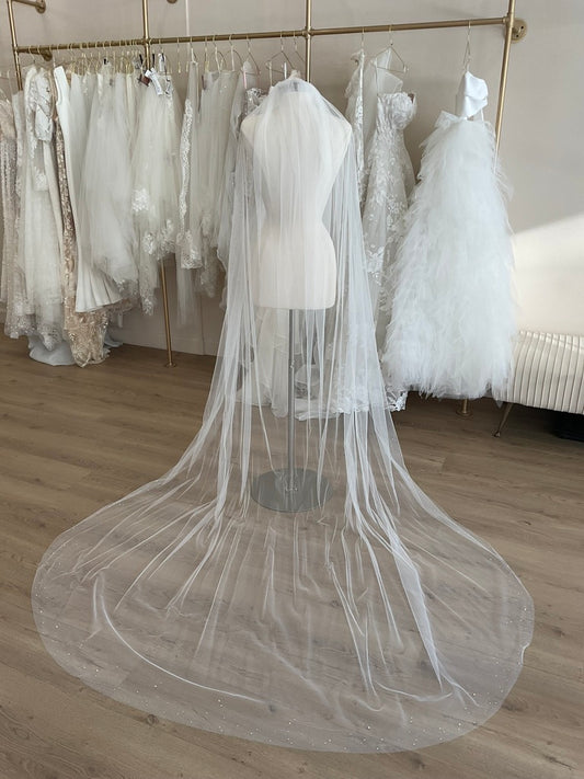 Laura Jayne - Scattered diamonds and pearls (Chapel)