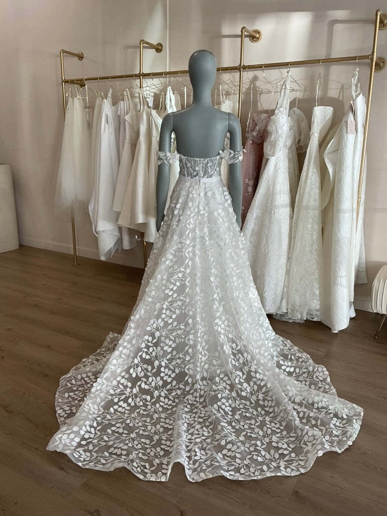 House of Savin Hollie l Sample Wedding Dress l Los Angeles House of Savin Hollie l Sample Wedding Dress l Los Angeles