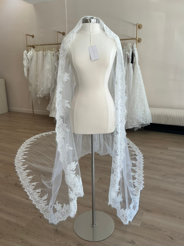 Monique Lhuillier - Mantilla Veil (Royal Cathedral)