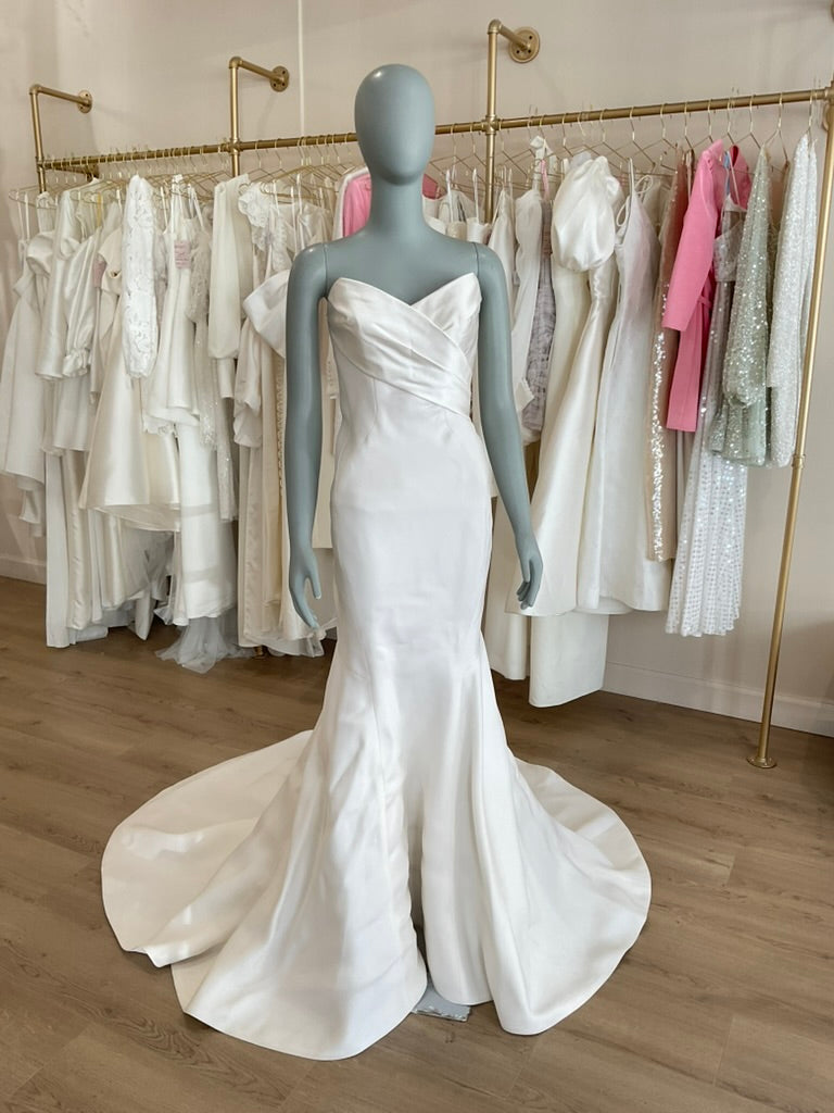 Anna Maier  - Asymetrical Satin Bow Mermaid (8)