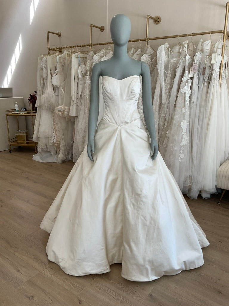 Vera Wang  - Vintage Duchess Satin Basque Waist Ballgown (4)