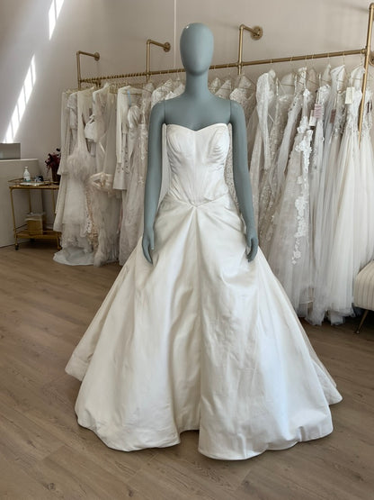 Vera Wang  - Vintage Duchess Satin Basque Waist Ballgown (4)