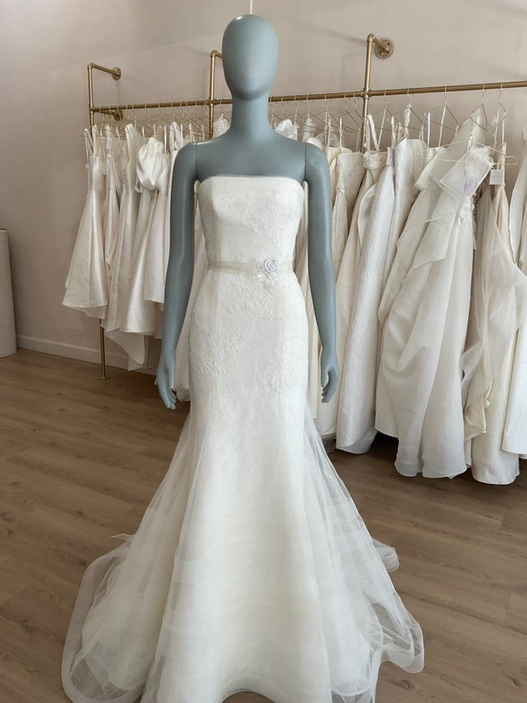 vera wang white dress Vera Wang Georgina l Sample Wedding Dress l Los Angeles