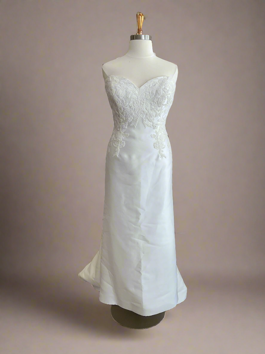 Blue Willow by Anne Barge - Bianca (18) l Sample Wedding Dress l Los Angeles Blue Willow by Anne Barge - Bianca (18) l Sample Wedding Dress l Los Angeles