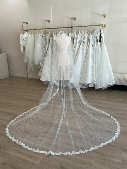 Monique Lhuillier - Veil 90-72 (Cathedral)