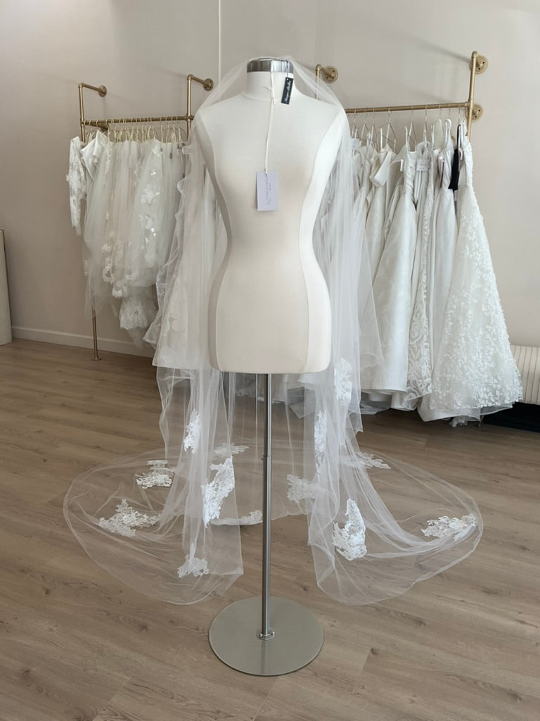 Monique Lhuillier - Kaia Veil (Cathedral)