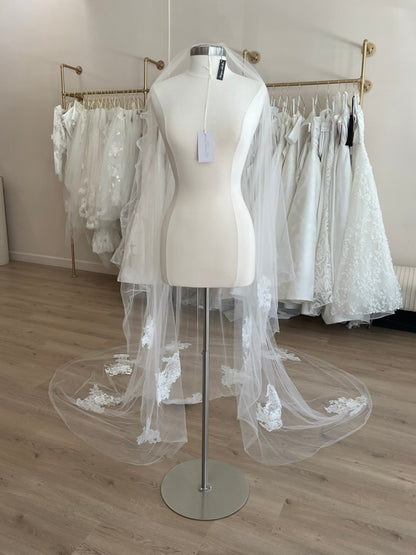 Monique Lhuillier - Kaia Veil (Cathedral)