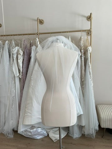 Vera Wang - Raw Edge Veil Bow Finish (Elbow)