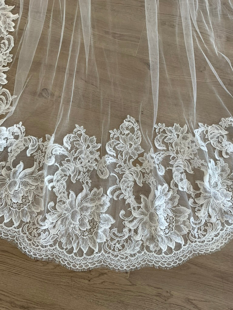 Monique Lhuillier- Sistene Lace Veil (Cathedral)
