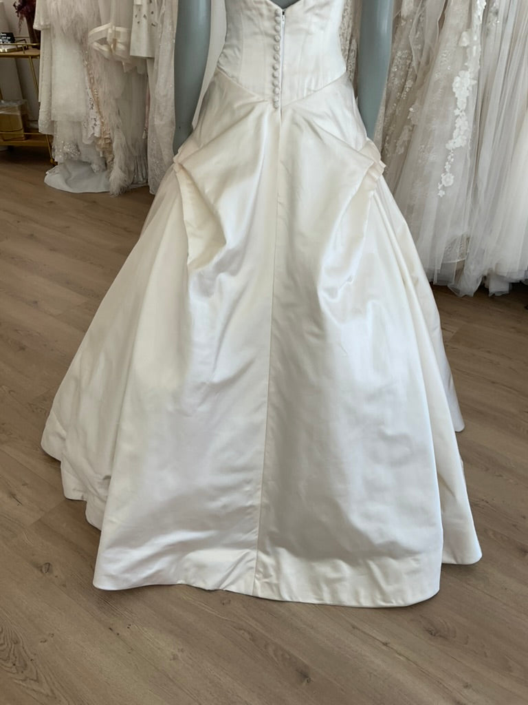 Vera Wang  - Vintage Duchess Satin Basque Waist Ballgown (4)