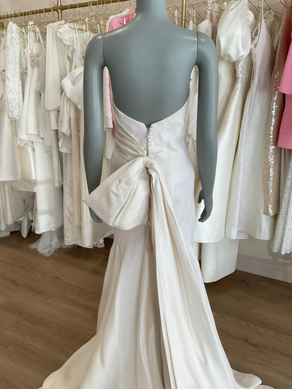 Anna Maier  - Asymetrical Satin Bow Mermaid (8)