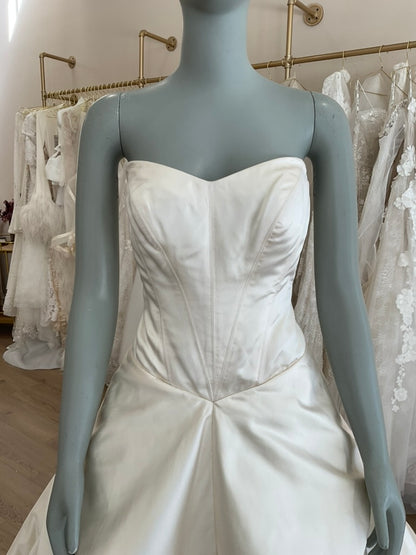 Vera Wang  - Vintage Duchess Satin Basque Waist Ballgown (4)