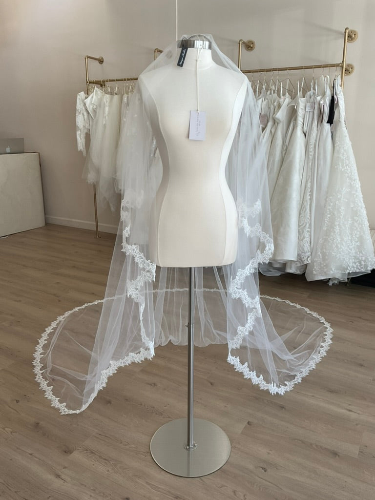 Monique Lhuillier - Veil 90-72 (Cathedral)