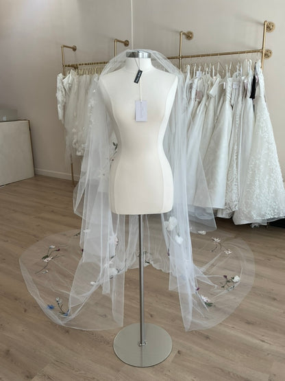 Monique Lhuillier - Liliana Veil (Cathedral)