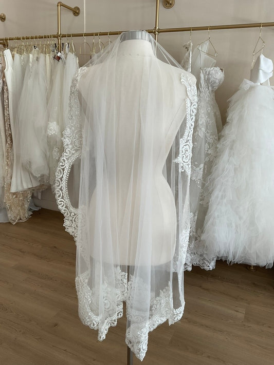 Adam Zohar - Lace trim w/ beading (Fingertip)