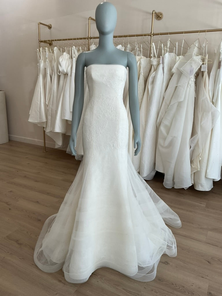 Vera Wang Georgina l Sample Wedding Dress l Los Angeles Vera Wang Georgina l Sample Wedding Dress l Los Angeles