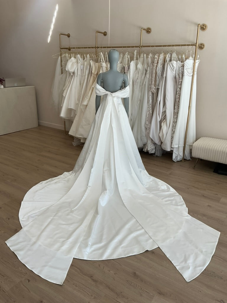 monique lhuillier satin wedding dress BL26106: a satin A-line gown with sweetheart neckline exudes elegance. # moniquelhuillier #mlbride #mlbliss