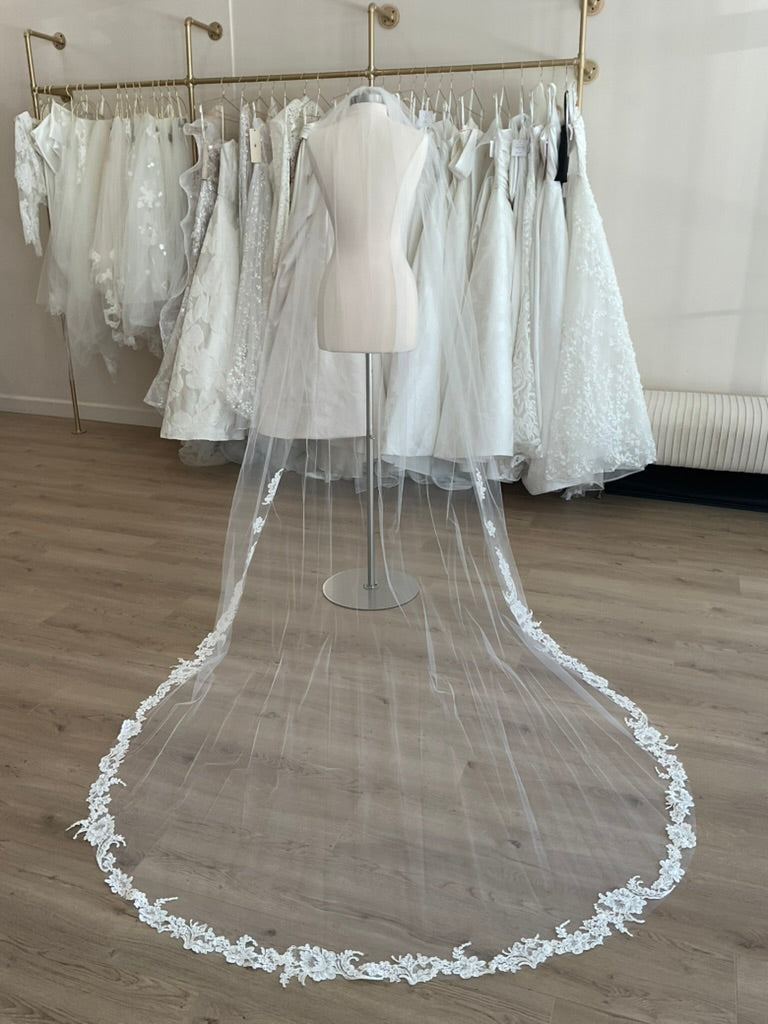 Monique Lhuillier - Astrid Veil (Cathedral)