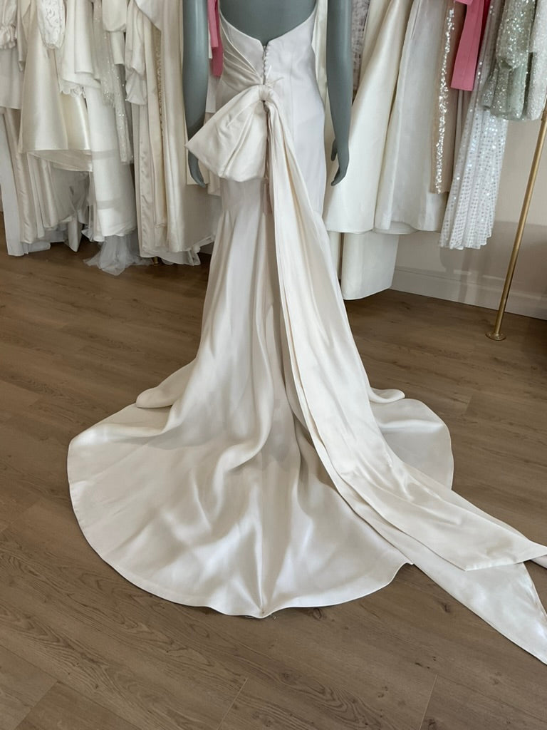 Anna Maier  - Asymetrical Satin Bow Mermaid (8)