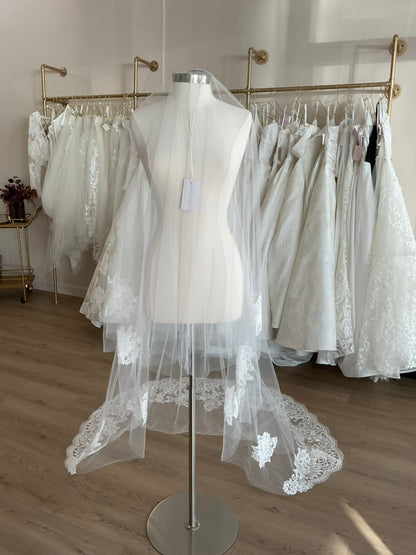 Monique Lhuillier- Sistene Lace Veil (Cathedral)