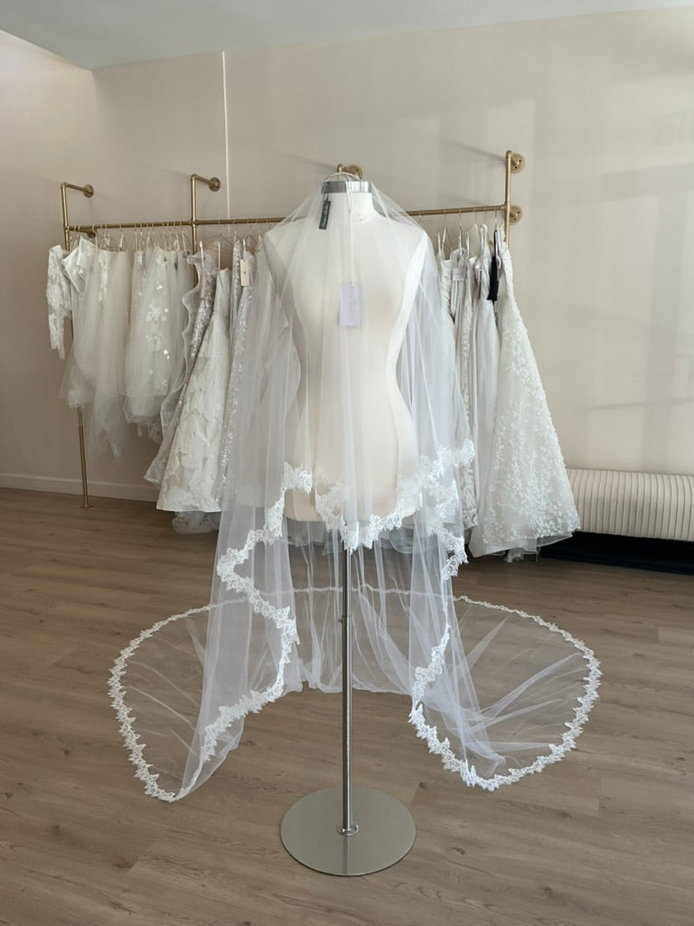 Monique Lhuillier - Veil 90-72 (Cathedral)