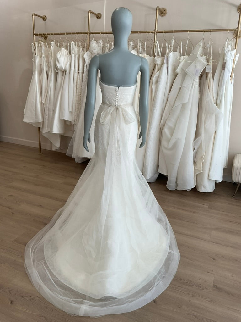 Vera Wang Georgina l Sample Wedding Dress l Los Angeles Vera Wang Georgina l Sample Wedding Dress l Los Angeles