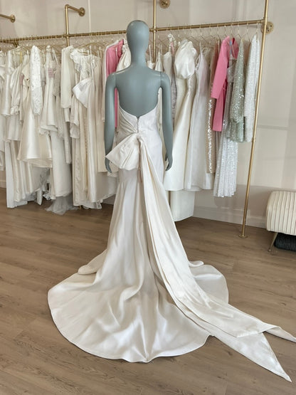 Anna Maier  - Asymetrical Satin Bow Mermaid (8)