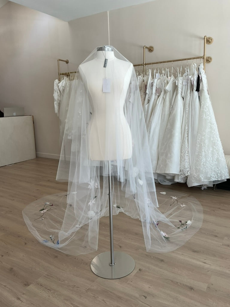 Monique Lhuillier - Liliana Veil (Cathedral)