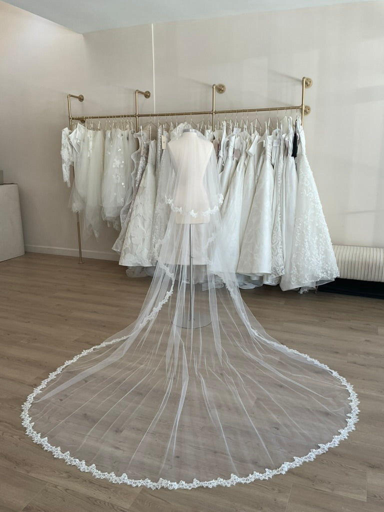 Monique Lhuillier - Veil 90-72 (Cathedral)