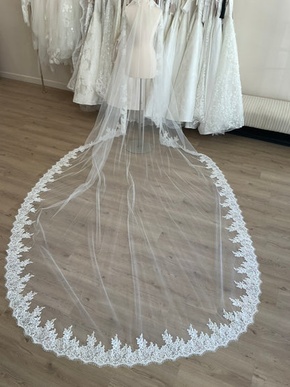 Monique Lhuillier - Mantilla Veil (Royal Cathedral)