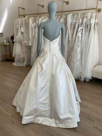 Vera Wang  - Vintage Duchess Satin Basque Waist Ballgown (4)