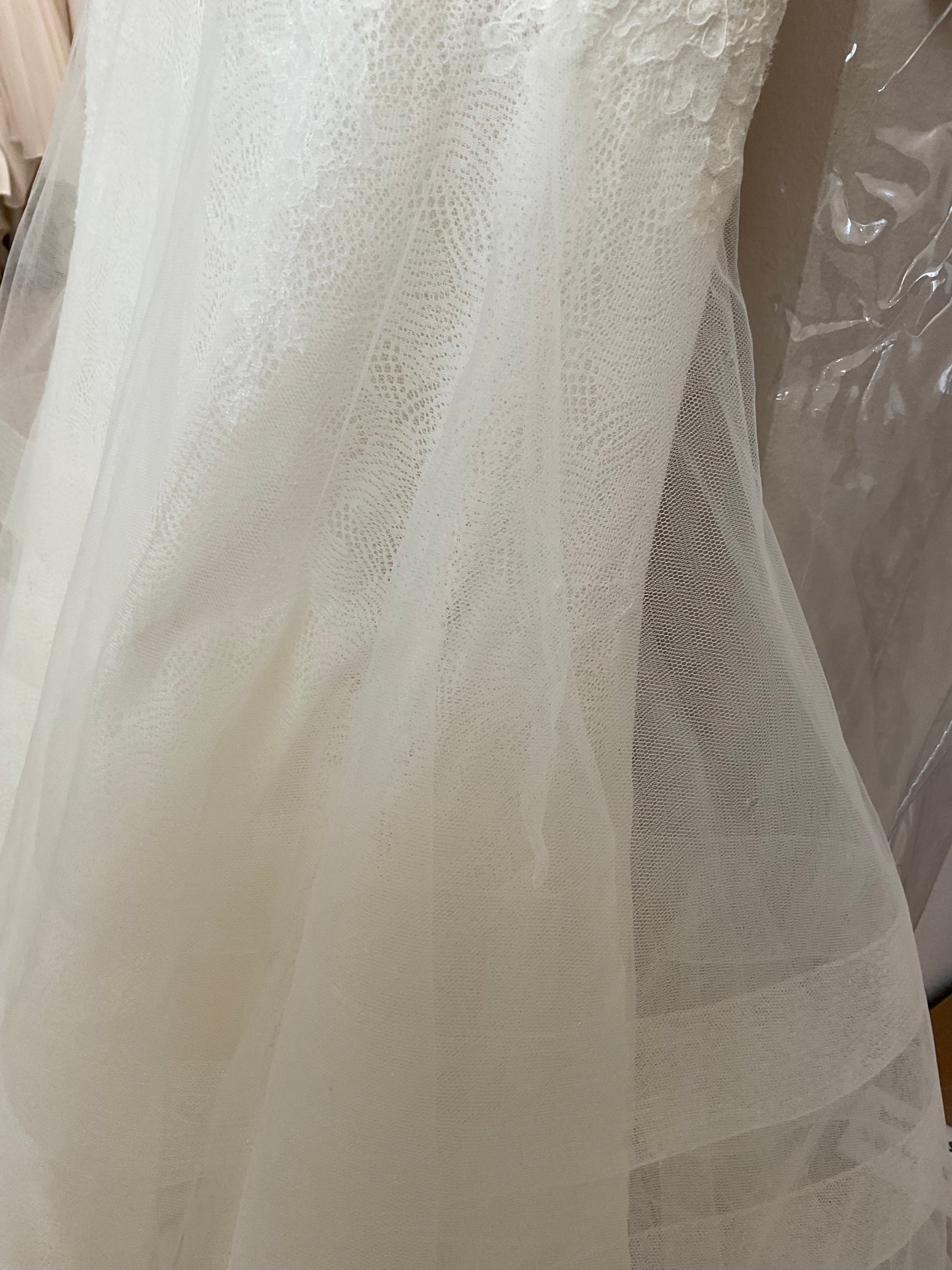 Vera Wang Georgina l Sample Wedding Dress l Los Angeles Vera Wang Georgina l Sample Wedding Dress l Los Angeles