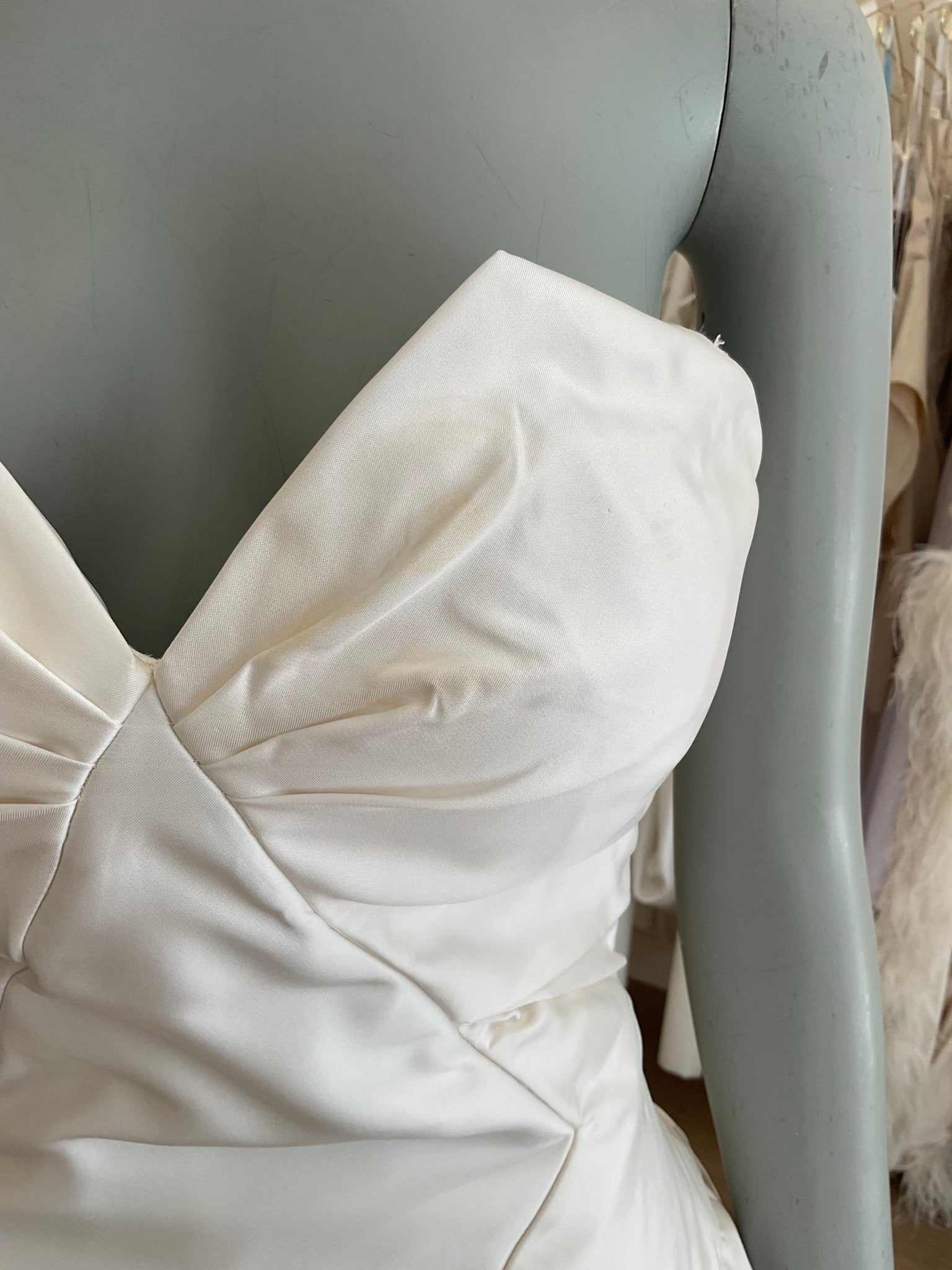 short white silk dress Anna Maier- Short Satin Mini l Preowned Little White Dress l Los Angeles