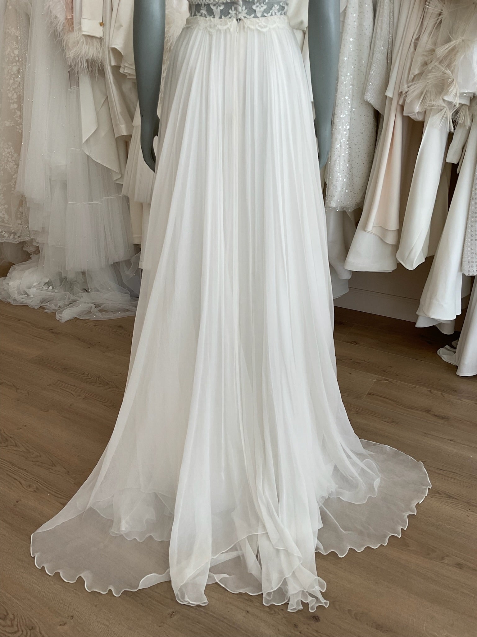 Divine Atelier - Daria (no sleeves) (10)Wedding Dresses10