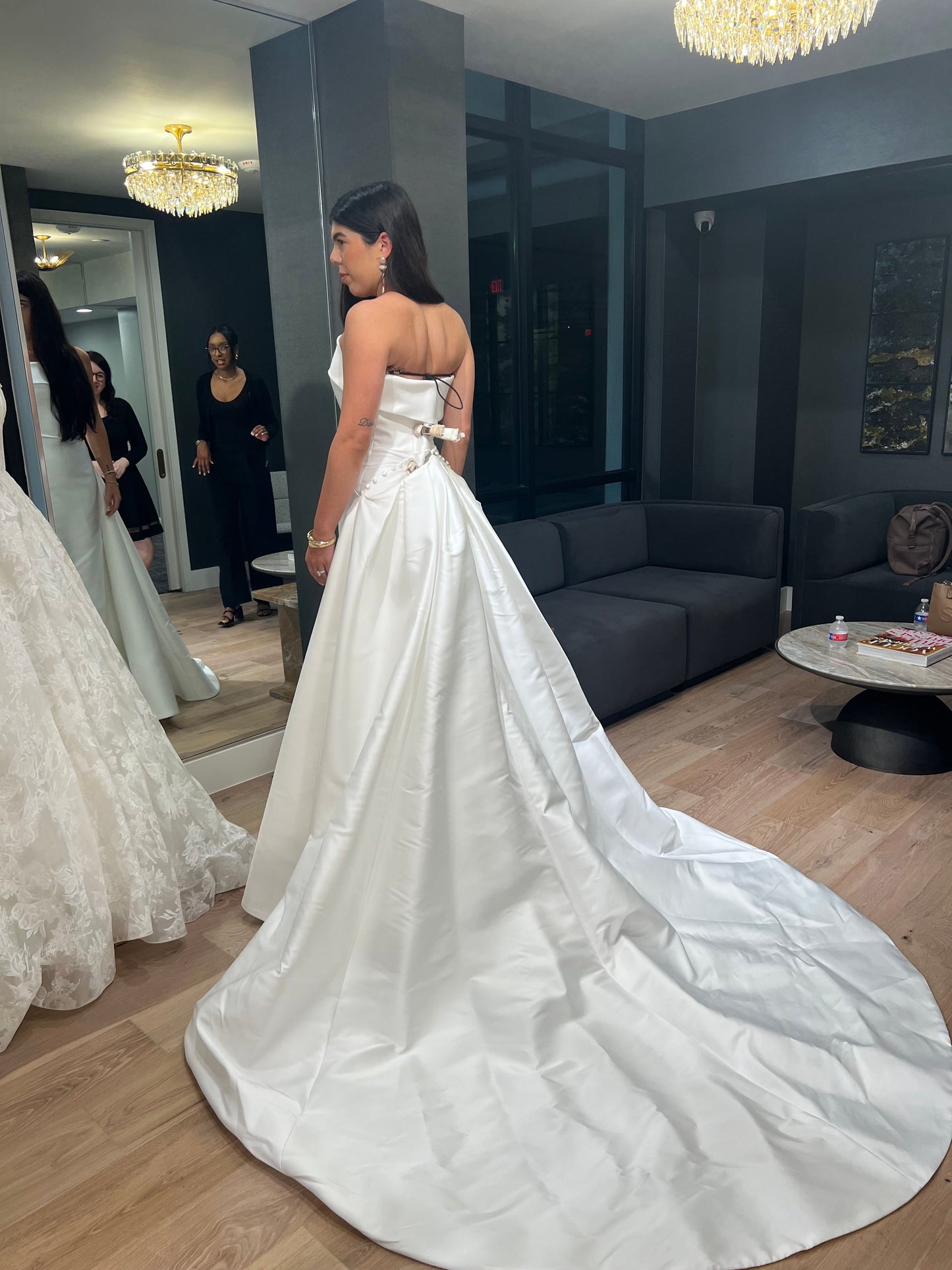 Anne Barge - Newport & Train Trumpet Gown  (12)