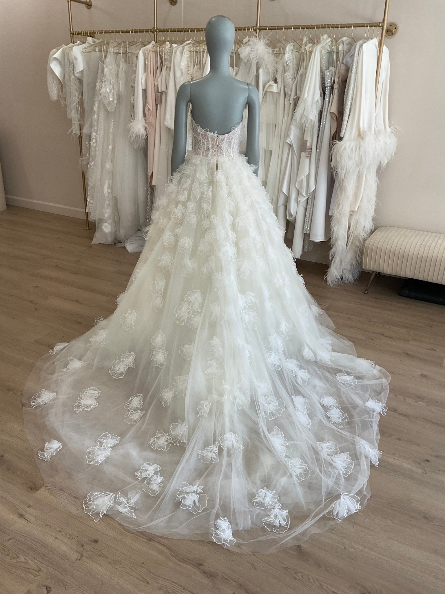 Oscar De La Renta - Look 14 Spring '22 l Preowned Wedding Dress l Los Angeles Oscar De La Renta - Look 14 Spring '22 l Preowned Wedding Dress l Los Angeles
