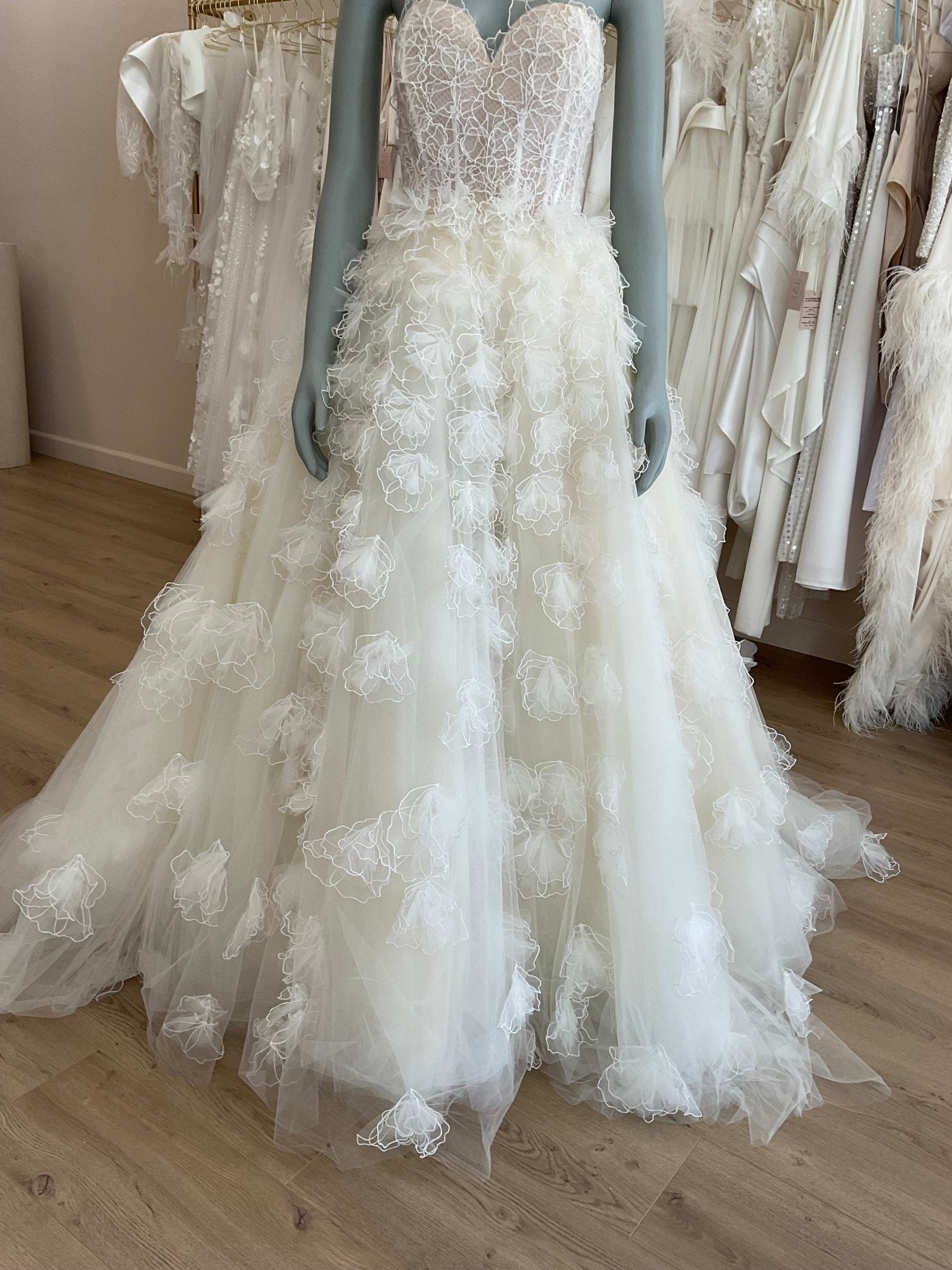 Oscar De La Renta - Look 14 Spring '22 l Preowned Wedding Dress l Los Angeles Oscar De La Renta - Look 14 Spring '22 l Preowned Wedding Dress l Los Angeles