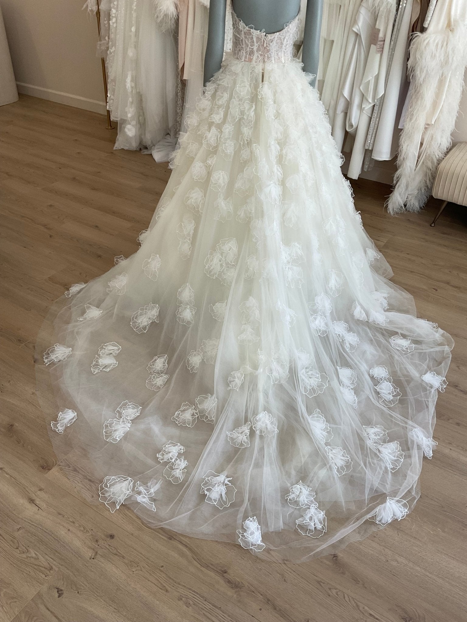 Oscar De La Renta - Look 14 Spring '22 l Preowned Wedding Dress l Los Angeles Oscar De La Renta - Look 14 Spring '22 l Preowned Wedding Dress l Los Angeles