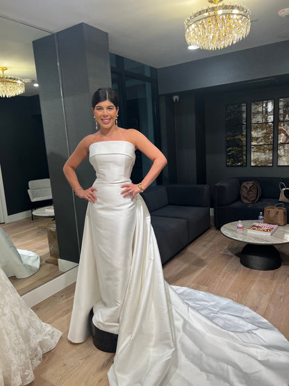 Anne Barge - Newport & Train Trumpet Gown  (12)